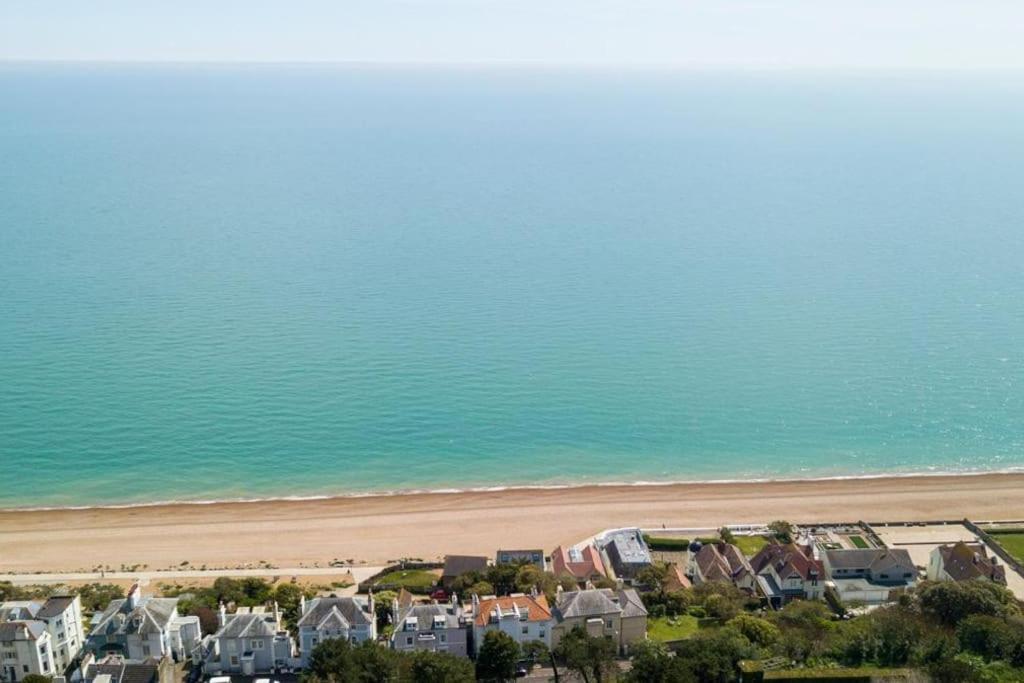 The Luxury Beach Property - Oceanbreeze Sandgate Exteriör bild