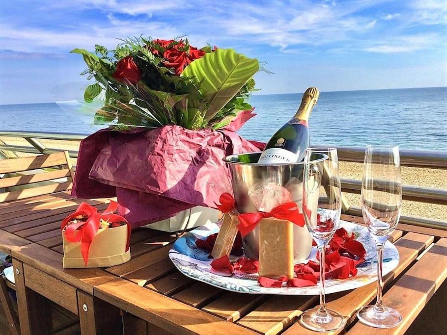 The Luxury Beach Property - Oceanbreeze Sandgate Exteriör bild